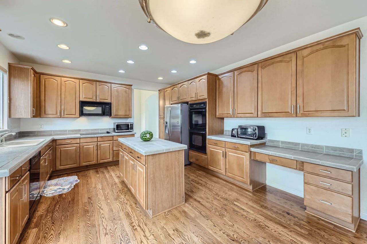 1009 Topaz St - Photo 3 of 17