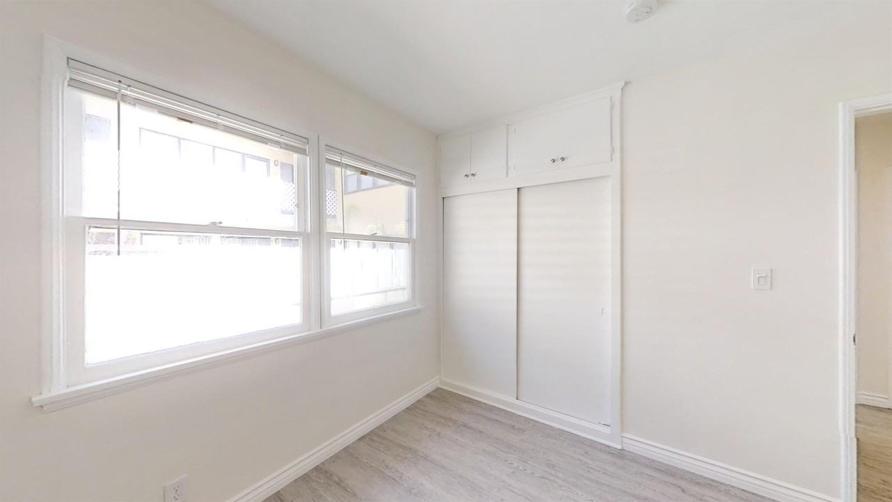 2274 S Carmelina Ave - Photo 2 of 11