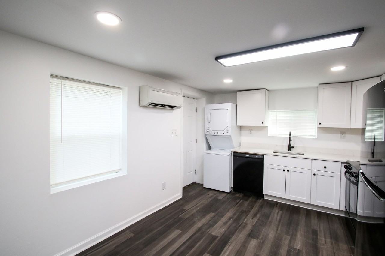 1904 East 51st Street #A - Photo 5 of 46