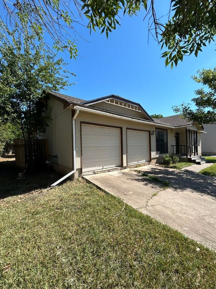 1100 Ferndale Dr - Photo 2 of 27