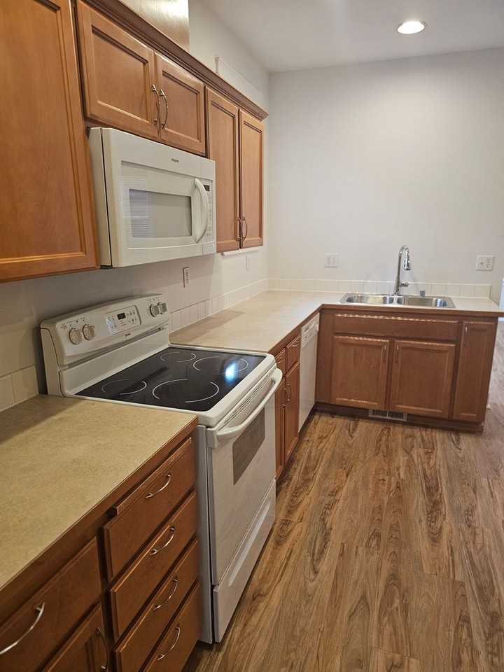 1521 Cottonwood Ave - Photo 7 of 22