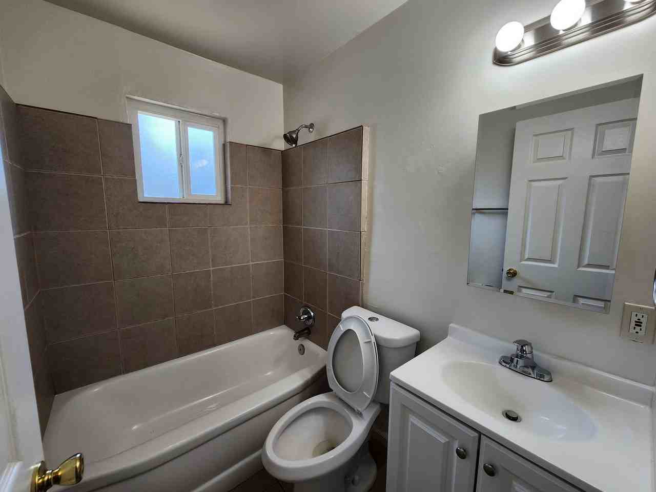 3309 Y St #D - Photo 5 of 6