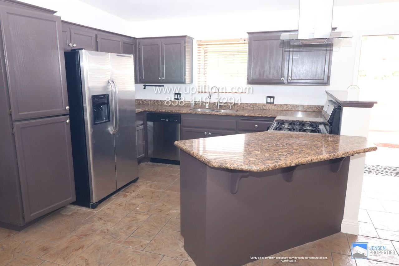 2035 Paradise St - Photo 2 of 12