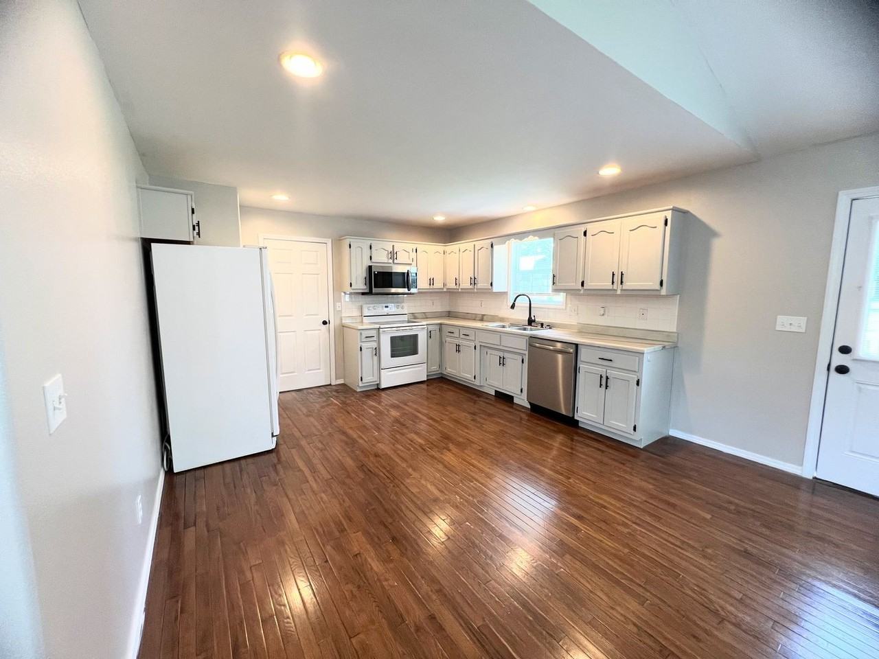 21090 Larson Rd - Photo 4 of 15