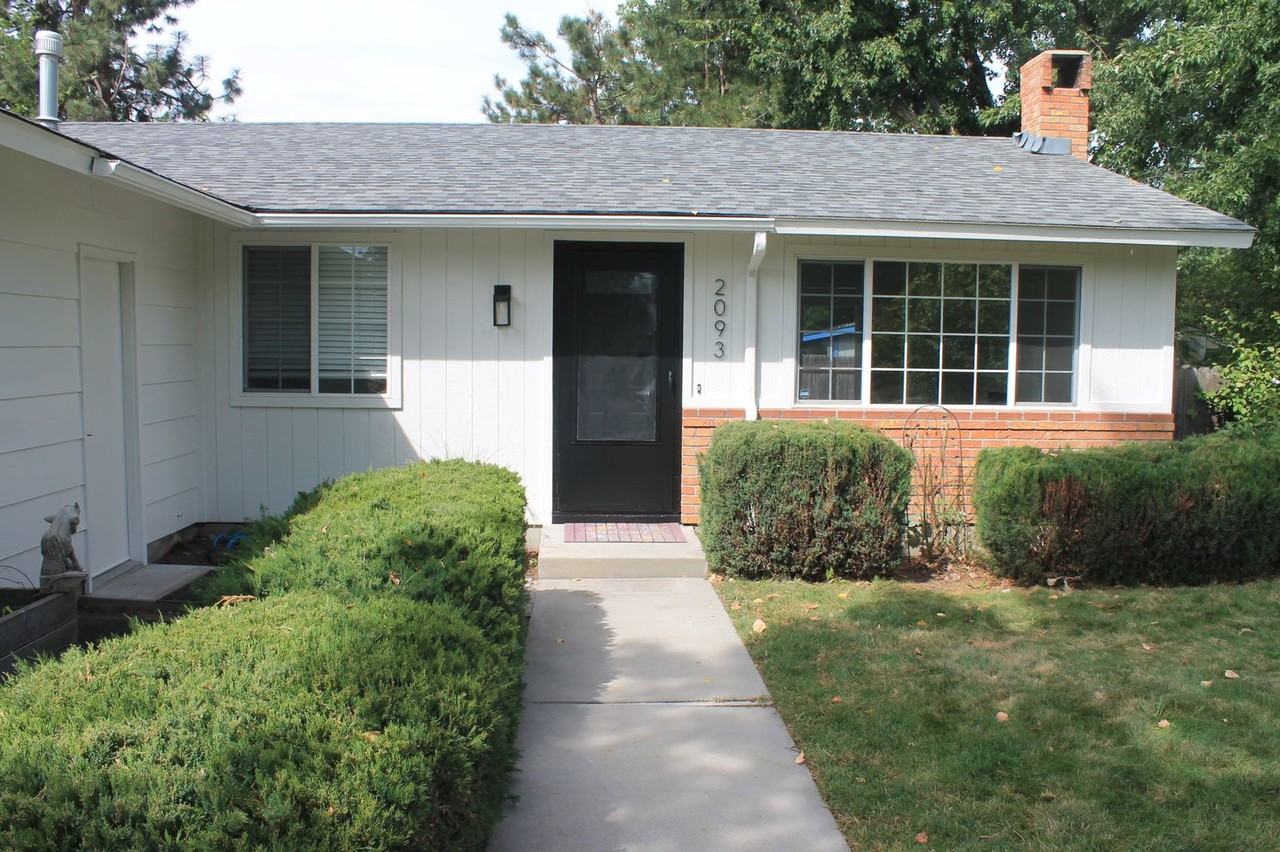 2093 S Manitou Ave - Photo 2 of 15