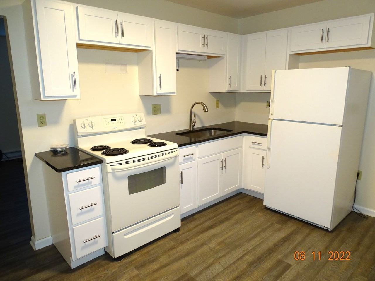 1862 Pineview Dr - Photo 2 of 11