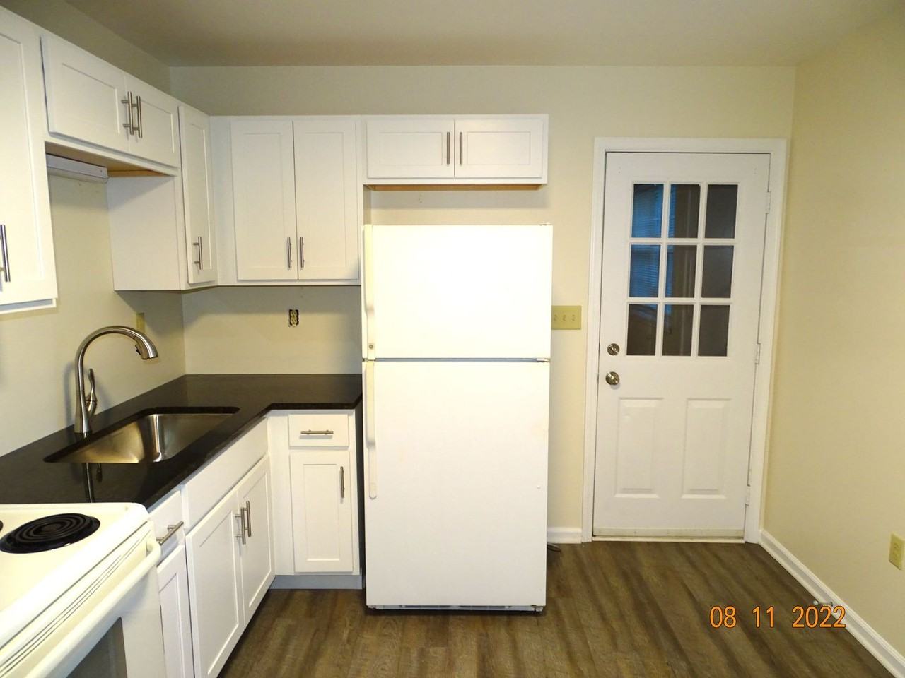 1862 Pineview Dr - Photo 3 of 11