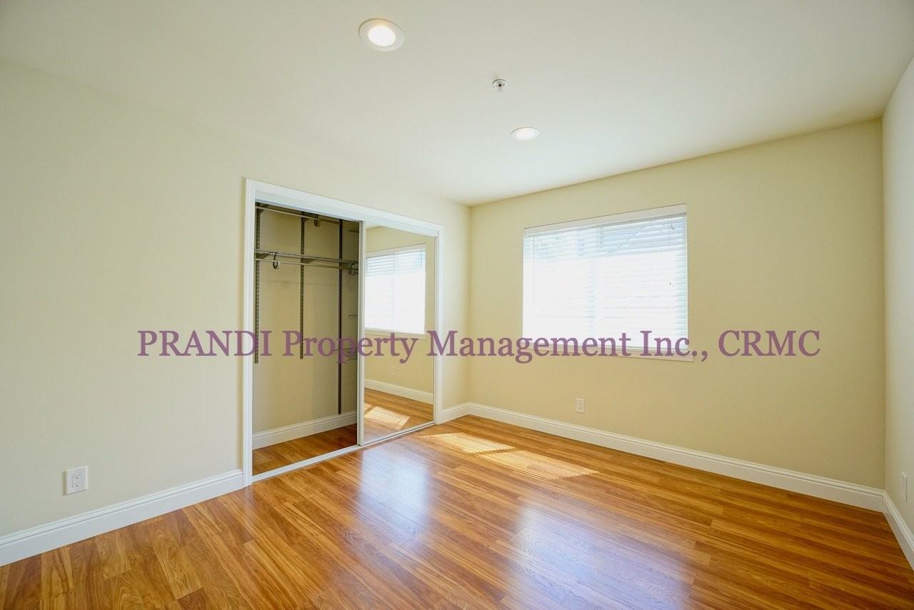 806 E St #B - Photo 3 of 8