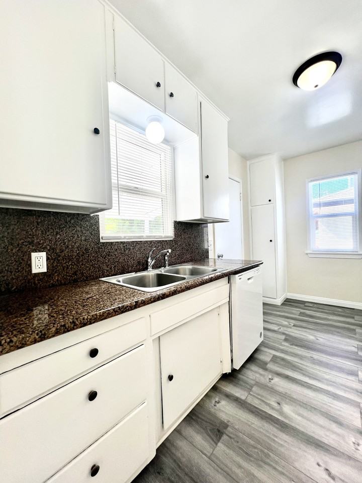 137 Franklin Ave - Photo 3 of 41