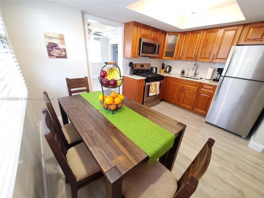 702 N E St - Photo 2 of 19