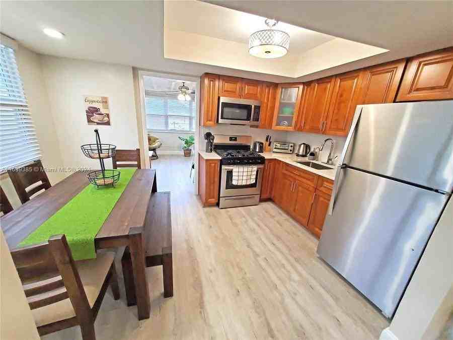 702 N E St - Photo 3 of 19