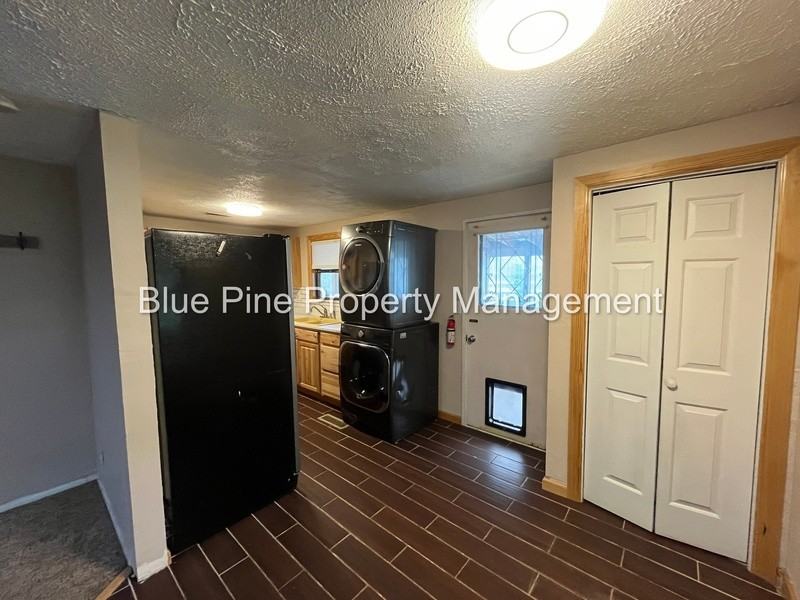 1080 Halsey St - Photo 4 of 16