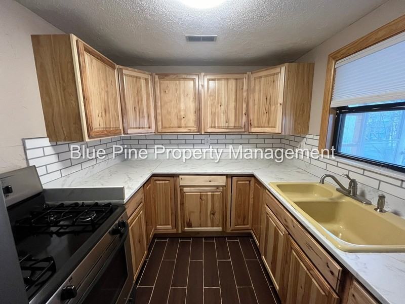 1080 Halsey St - Photo 5 of 16