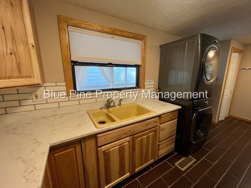 1080 Halsey St - Photo 7 of 16