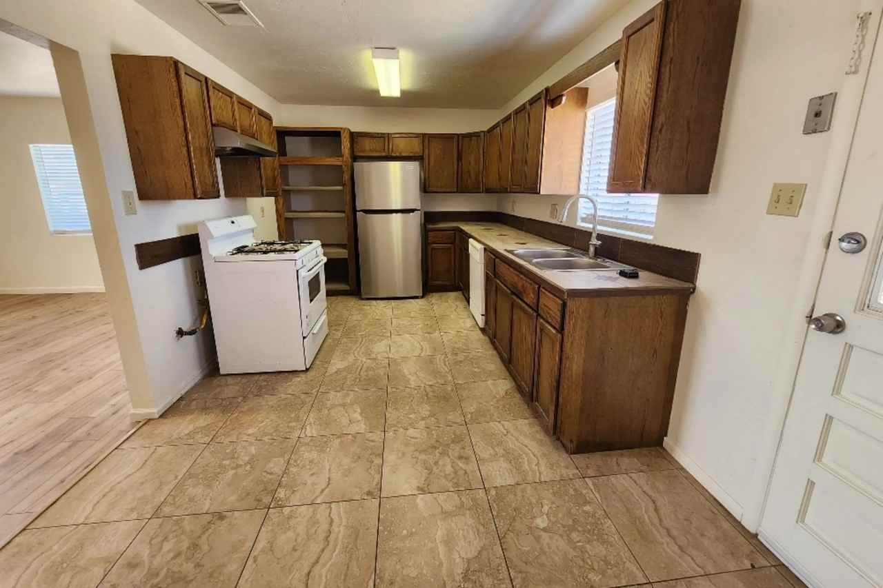 216 N Casa Grande Ave - Photo 3 of 10