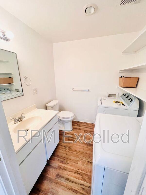 638 M St Ne #2 - Photo 3 of 17