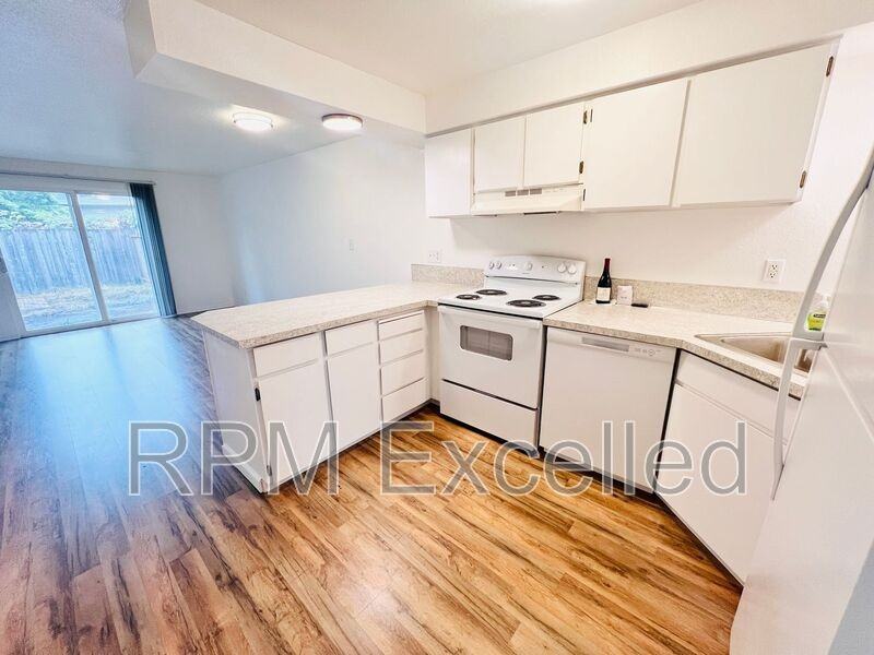 638 M St Ne #2 - Photo 4 of 17