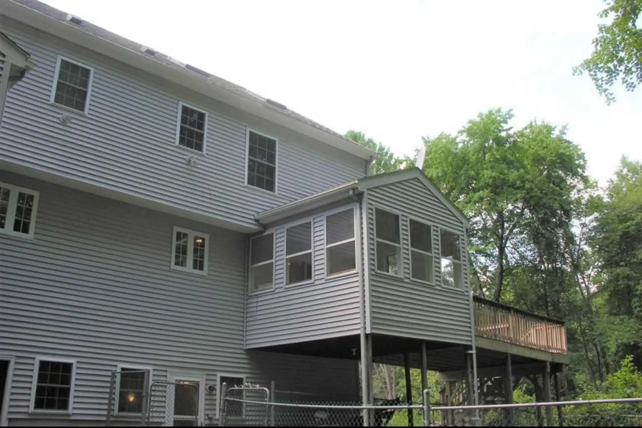 98 Metropolitan Ave - Photo 2 of 8