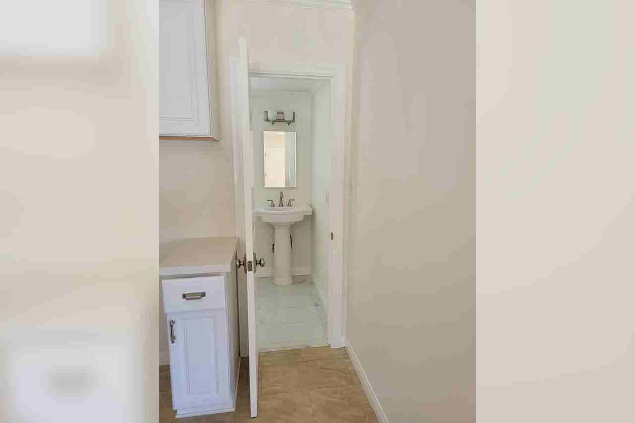 818 N Detroit St Unit 818 - Photo 2 of 10