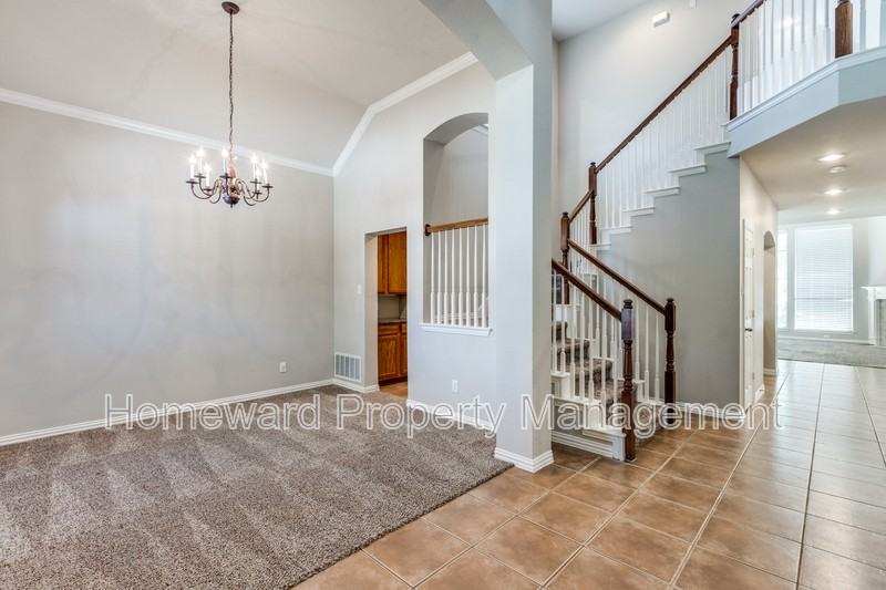 2424 Chesterwood Dr - Photo 3 of 13