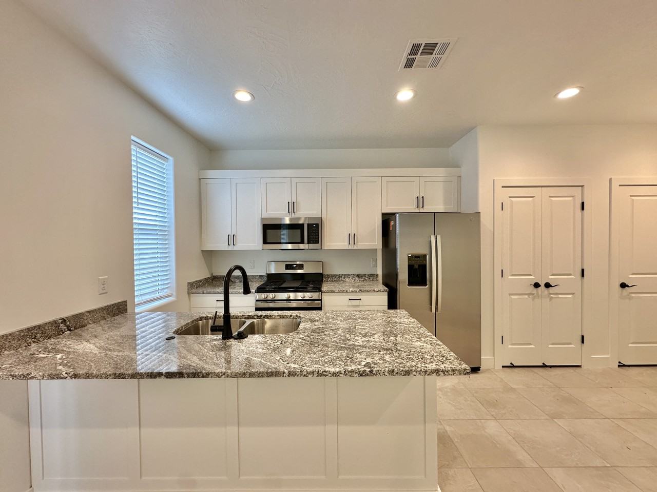 236 Nw - Photo 3 of 11