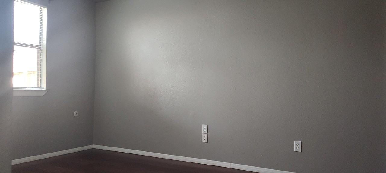 1004 Plaza Del Sol - Photo 2 of 10
