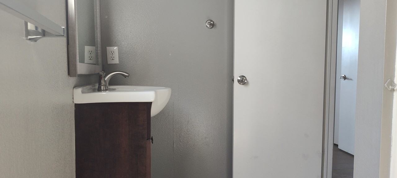 1004 Plaza Del Sol - Photo 3 of 10