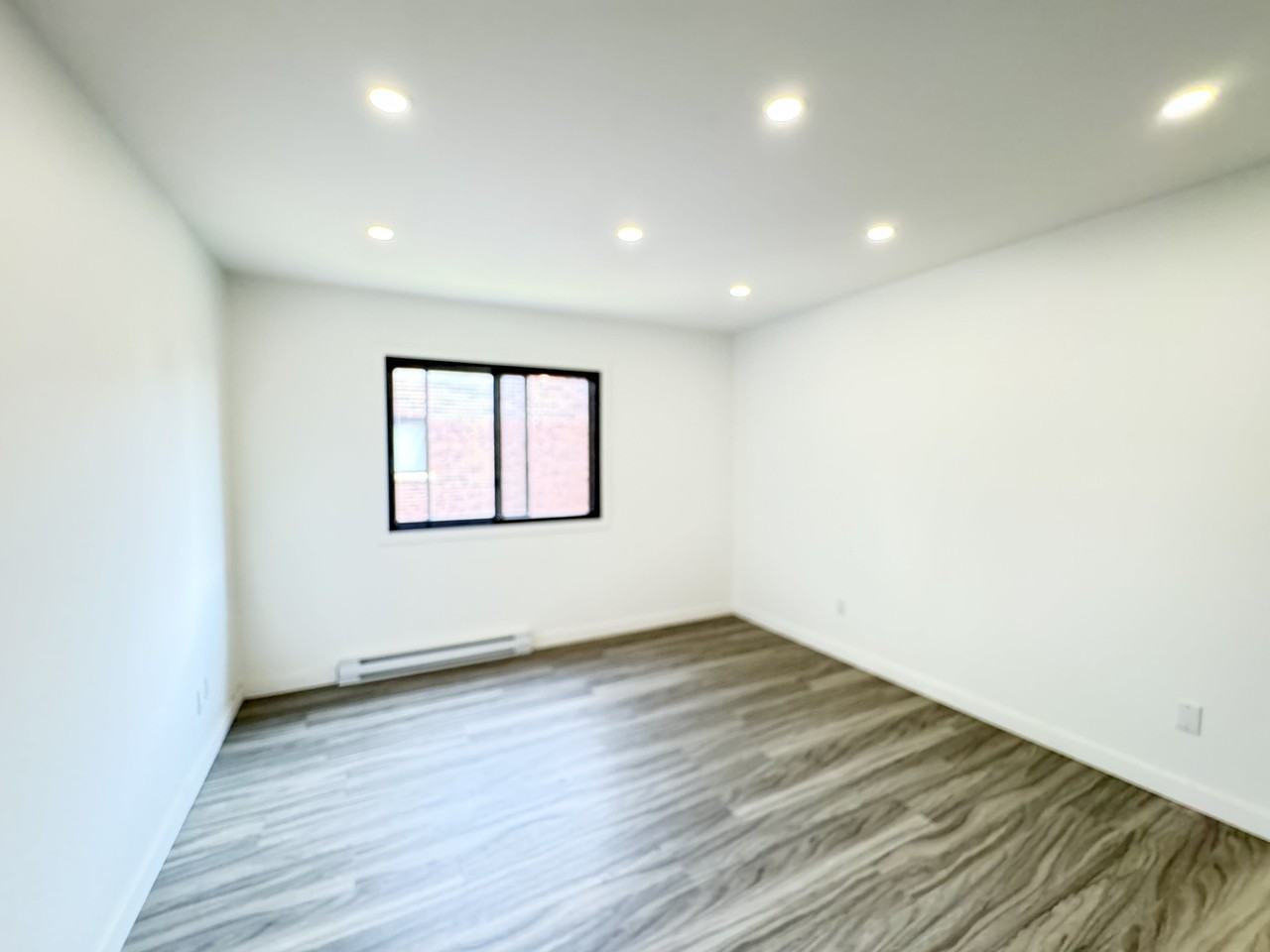 6714 Avenue Pierre-De Coubertin - Photo 2 of 16