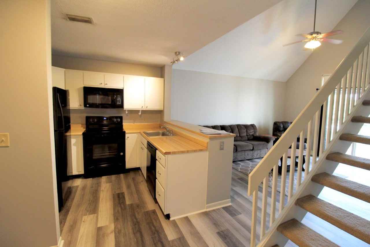 1336 Hunters Rd Apt I - Photo 2 of 26