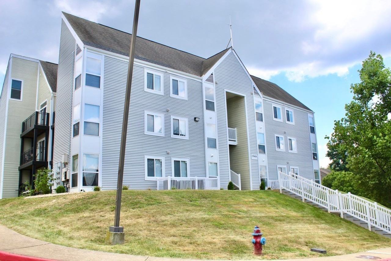 1348 Hunters Rd Apt K - Photo 2 of 17