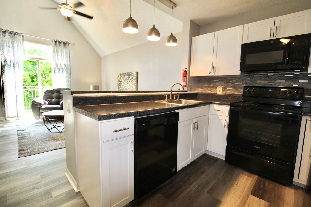 1348 Hunters Rd Apt K - Photo 3 of 17