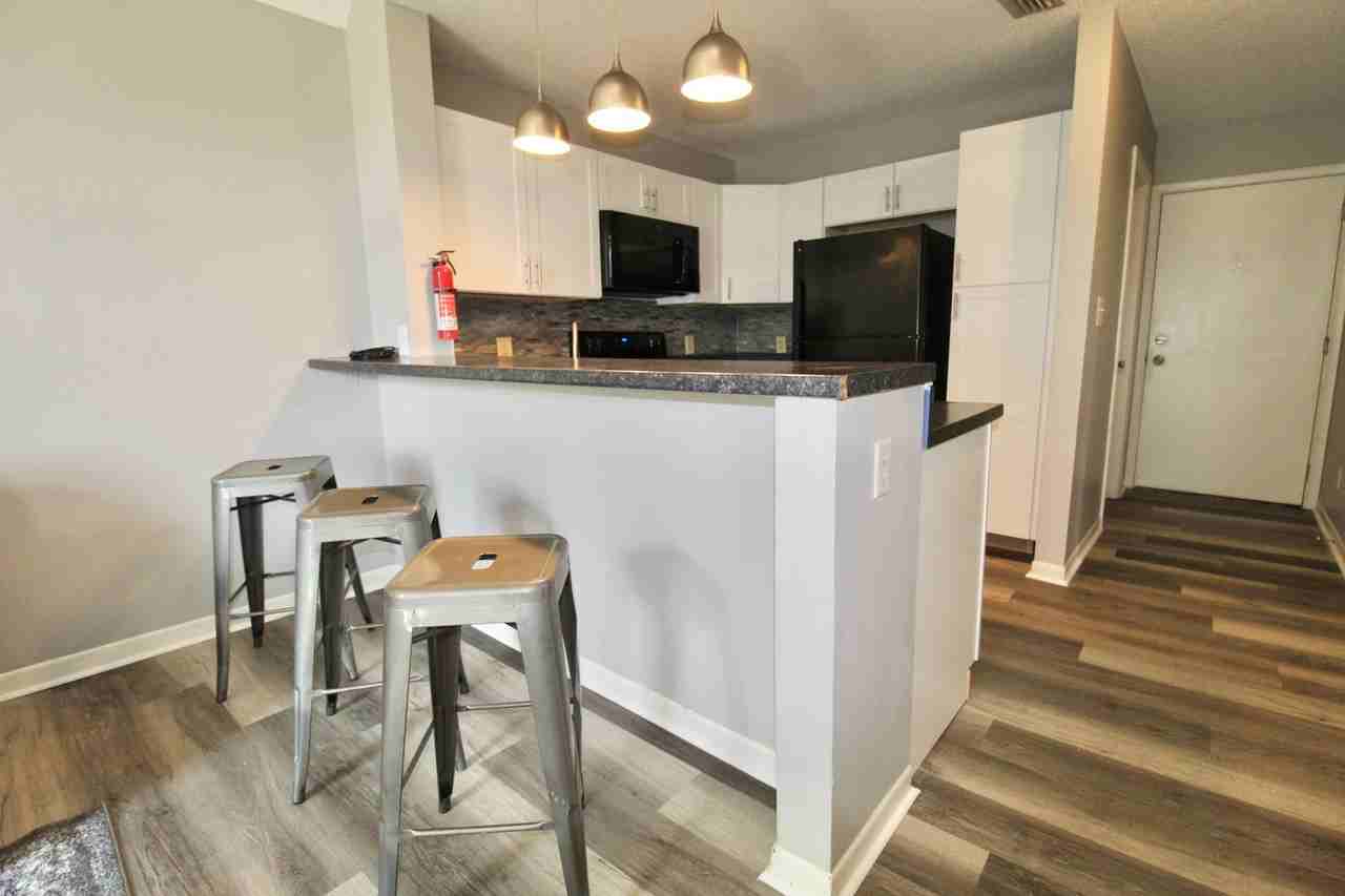 1348 Hunters Rd Apt K - Photo 4 of 17