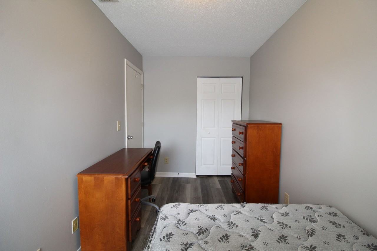 1348 Hunters Rd Apt K - Photo 7 of 17