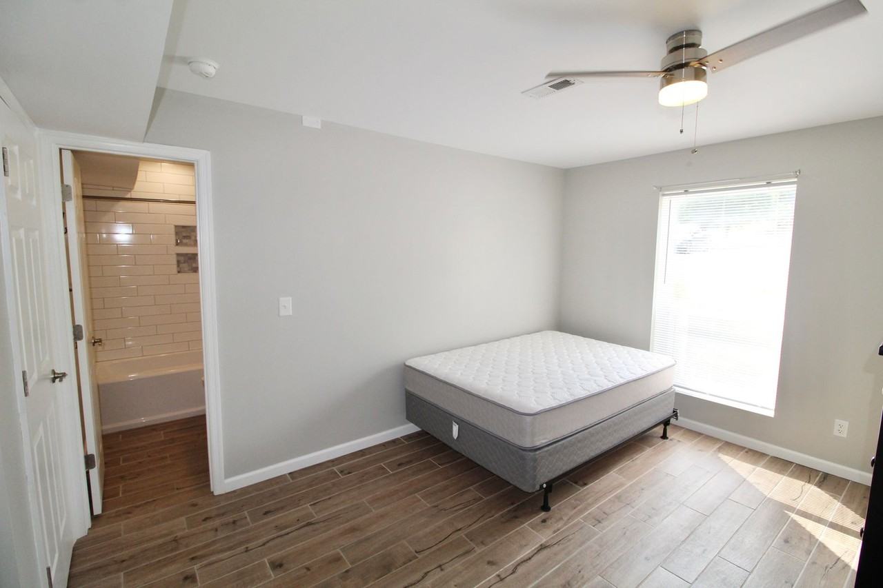 1360 Hunters Rd Apt D - Photo 7 of 21