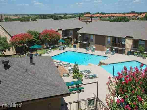 Green Oaks @ N Collins St - Photo 2 of 10