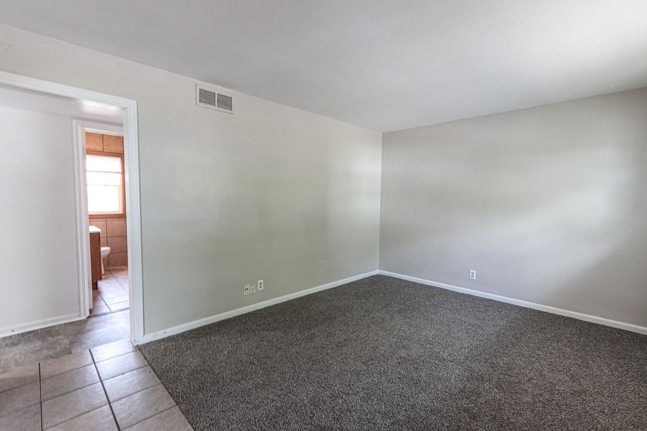 401 Madison Ave - Photo 2 of 10