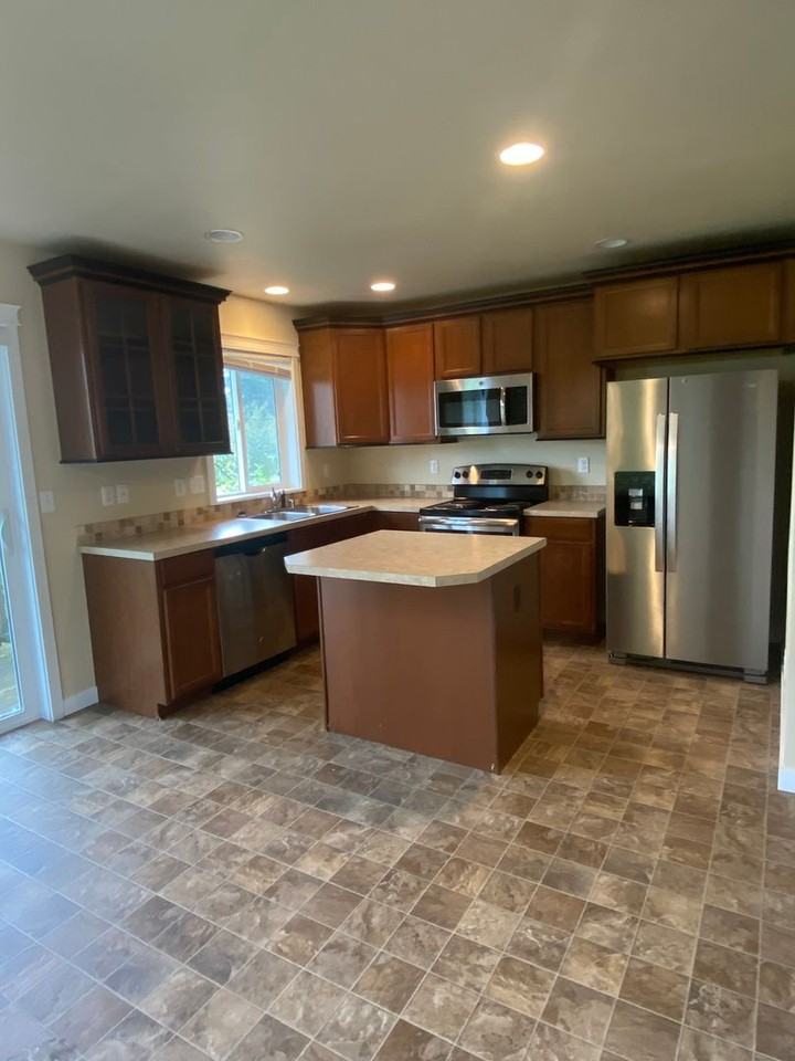 1231 E Fairhaven Ave - Photo 3 of 9