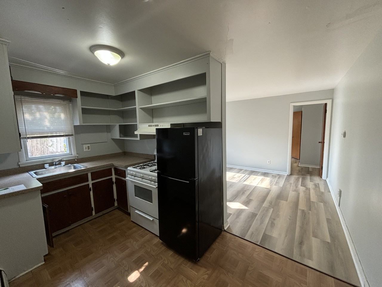 234 West Commercial Street - Photo 3 of 9