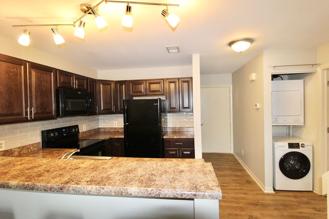1336 Hunters Rd Apt J - Photo 2 of 29