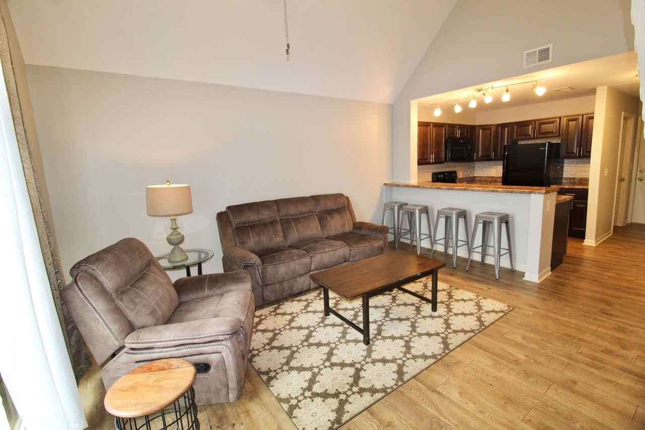 1336 Hunters Rd Apt J - Photo 3 of 29