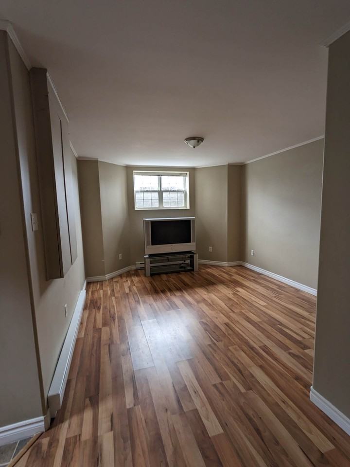 31 Breeze Dr #1 - Photo 3 of 19