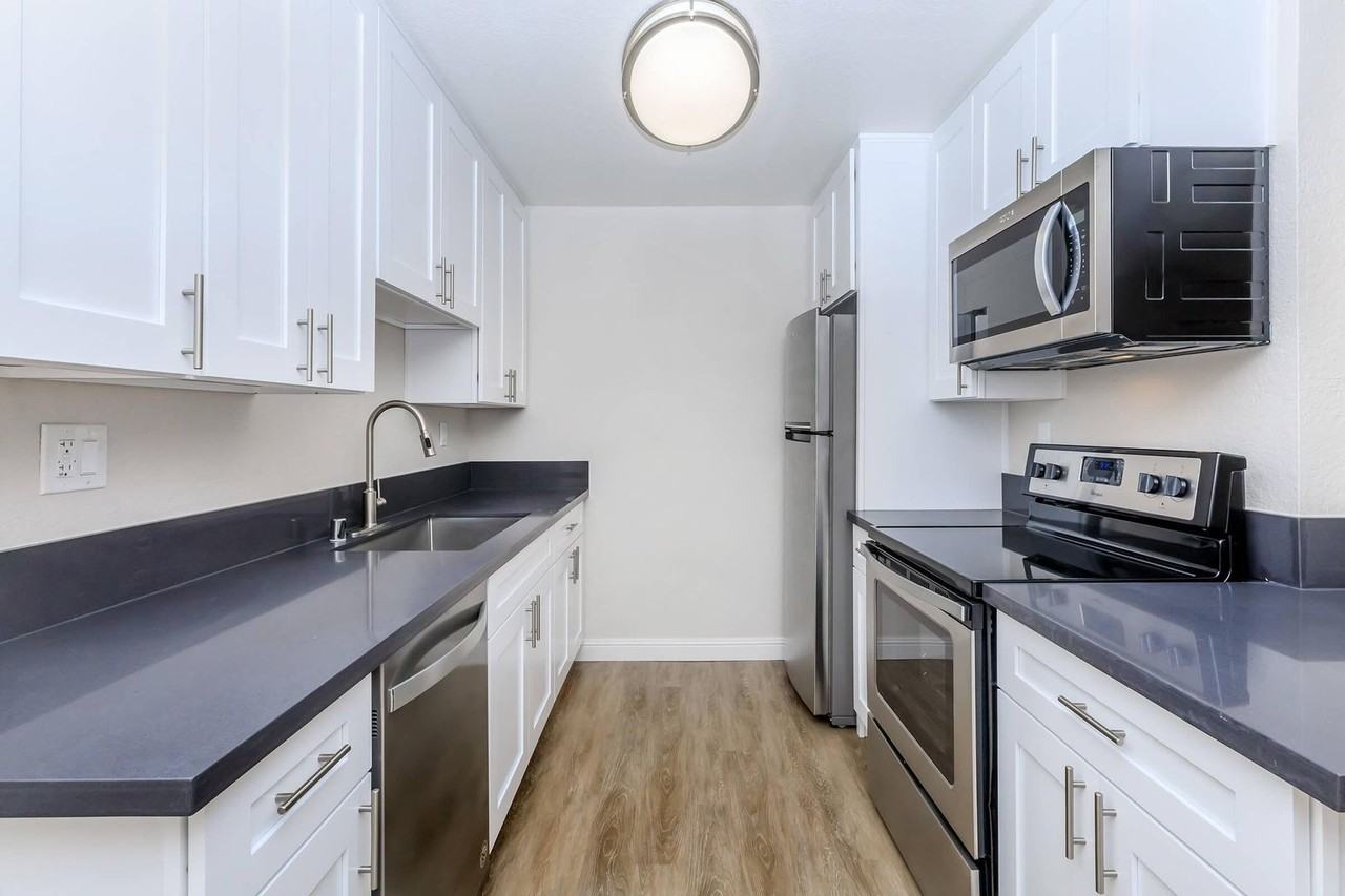 Hollister Creek Apartments - Photo 3 of 30