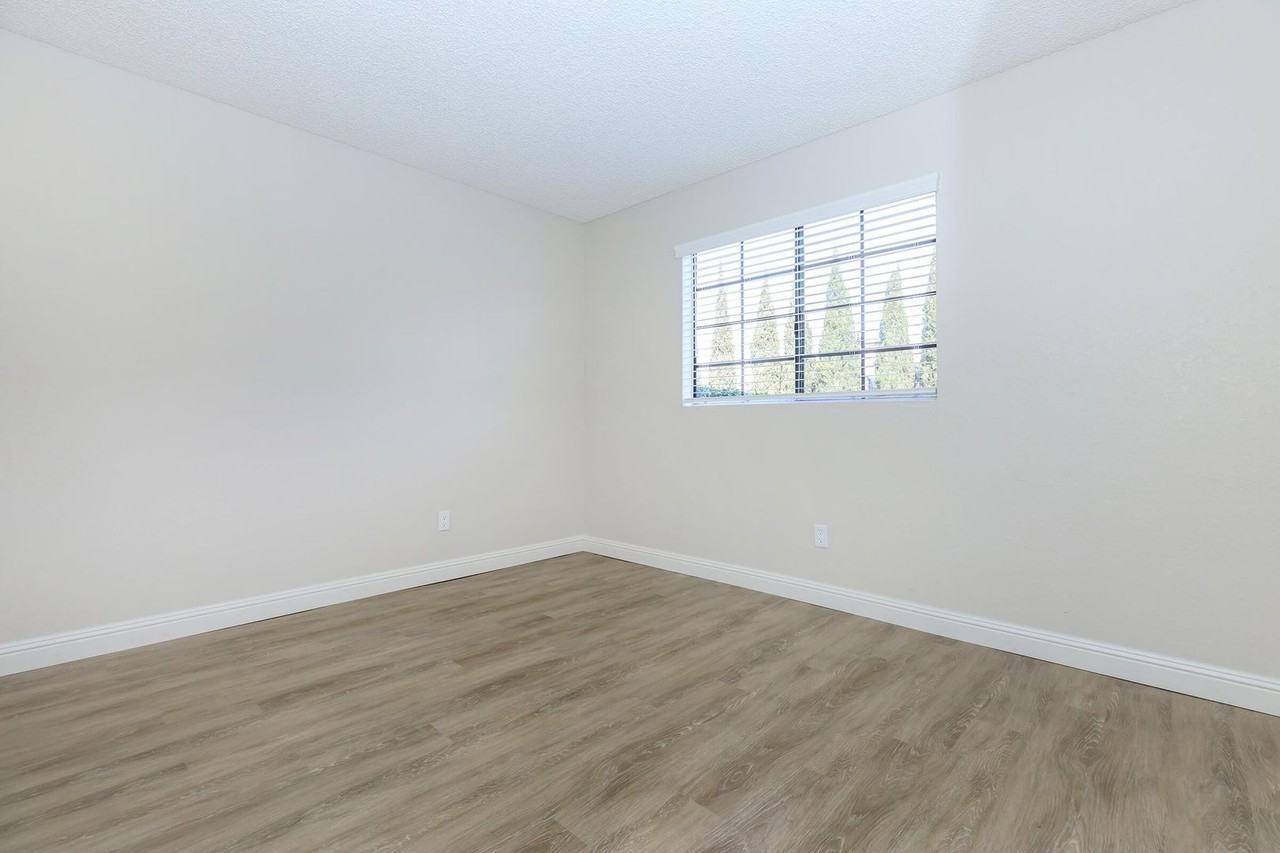 Hollister Creek Apartments - Photo 6 of 30