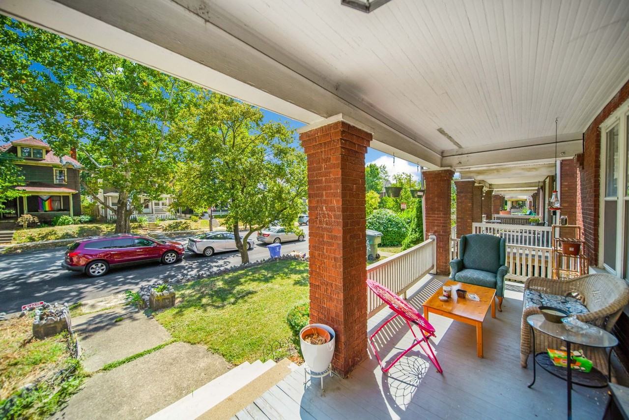 2405 Summit St - Photo 4 of 49