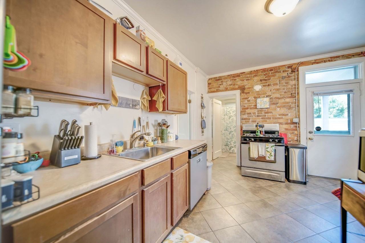 2405 Summit St - Photo 7 of 49