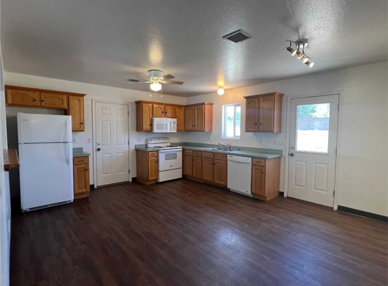 710 E Suncrest Ln - Photo 3 of 39