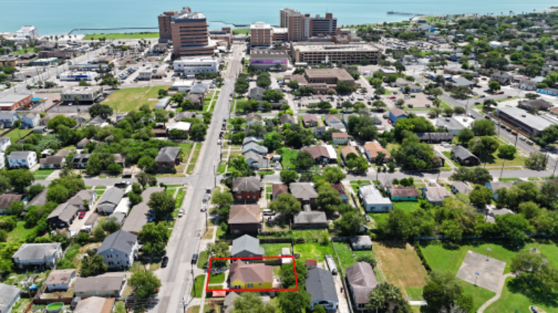 921 Elizabeth St - Photo 3 of 20