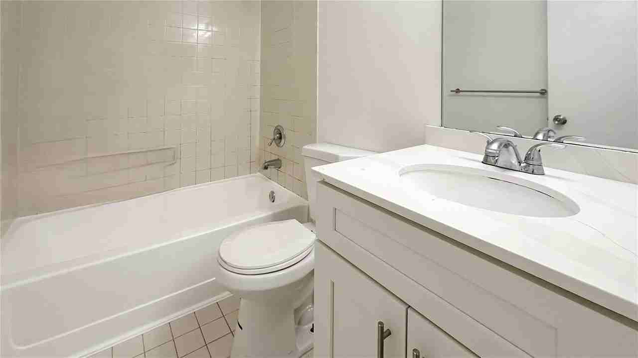 7090 Nw 179th St #309 - Photo 3 of 8