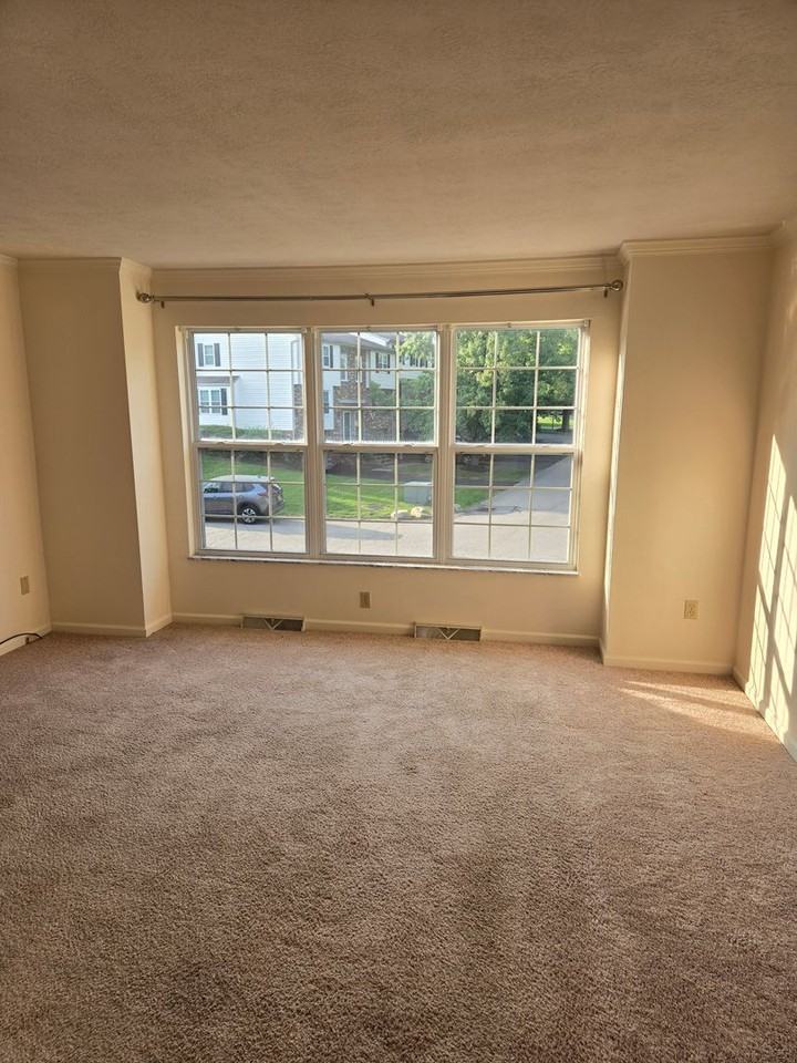 3084 Meadow Brook Ct - Photo 2 of 19