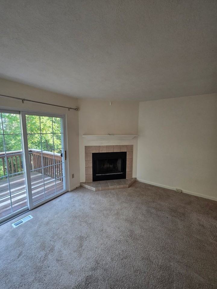 3084 Meadow Brook Ct - Photo 5 of 19